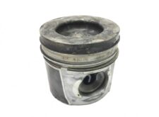 Piston pentru motor Volvo, cod 22215822, uzat