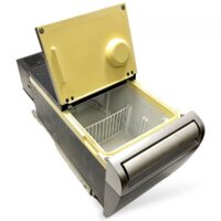 Frigider auto compact cu capac galben și compartiment de depozitare
