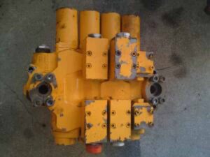 Distribuitor hidraulic galben pentru bobcat t250