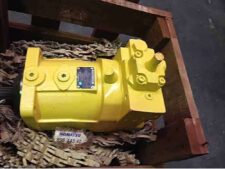 Pompa hidraulică galbenă pentru excavator Komatsu H255S în cutie de lemn