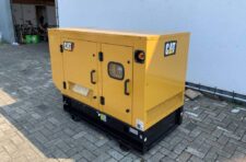 Generator de curent caterpillar 18 kva cu motor cat c2. 2, panou de control, cutie baterie, rezervor combustibil, an 2022